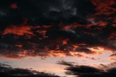 日落时橙色和黑色的云
